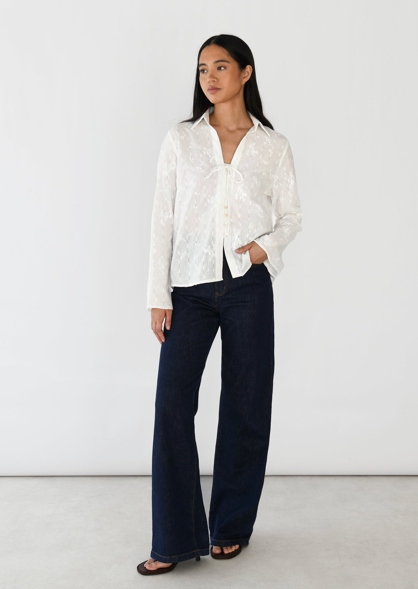 Blouse brodée boutonnée
