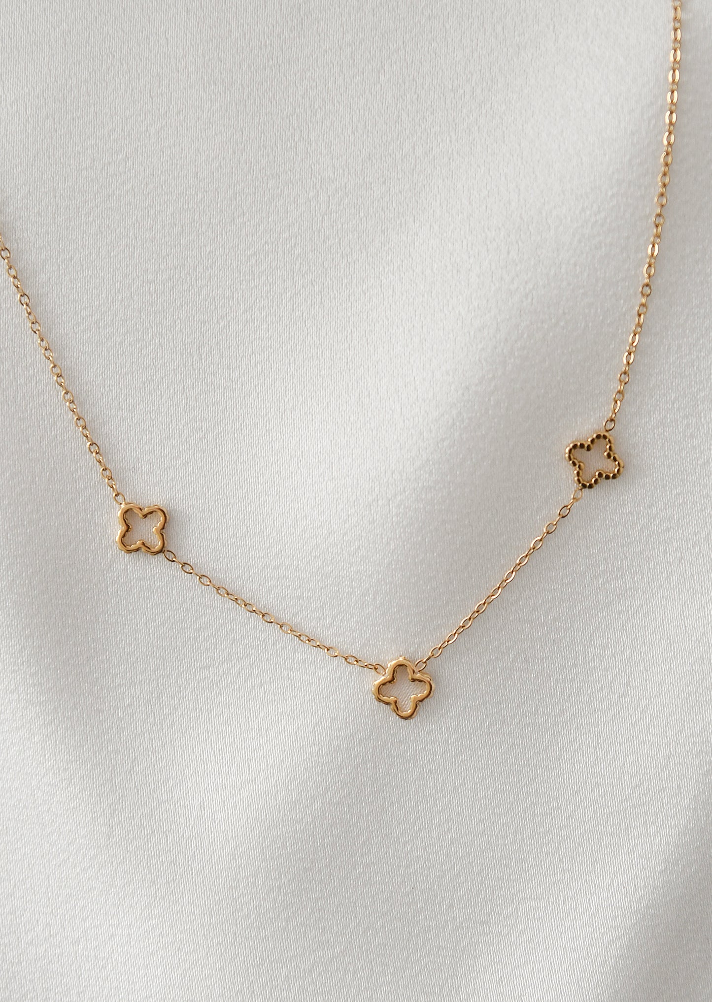 Mini clover necklace