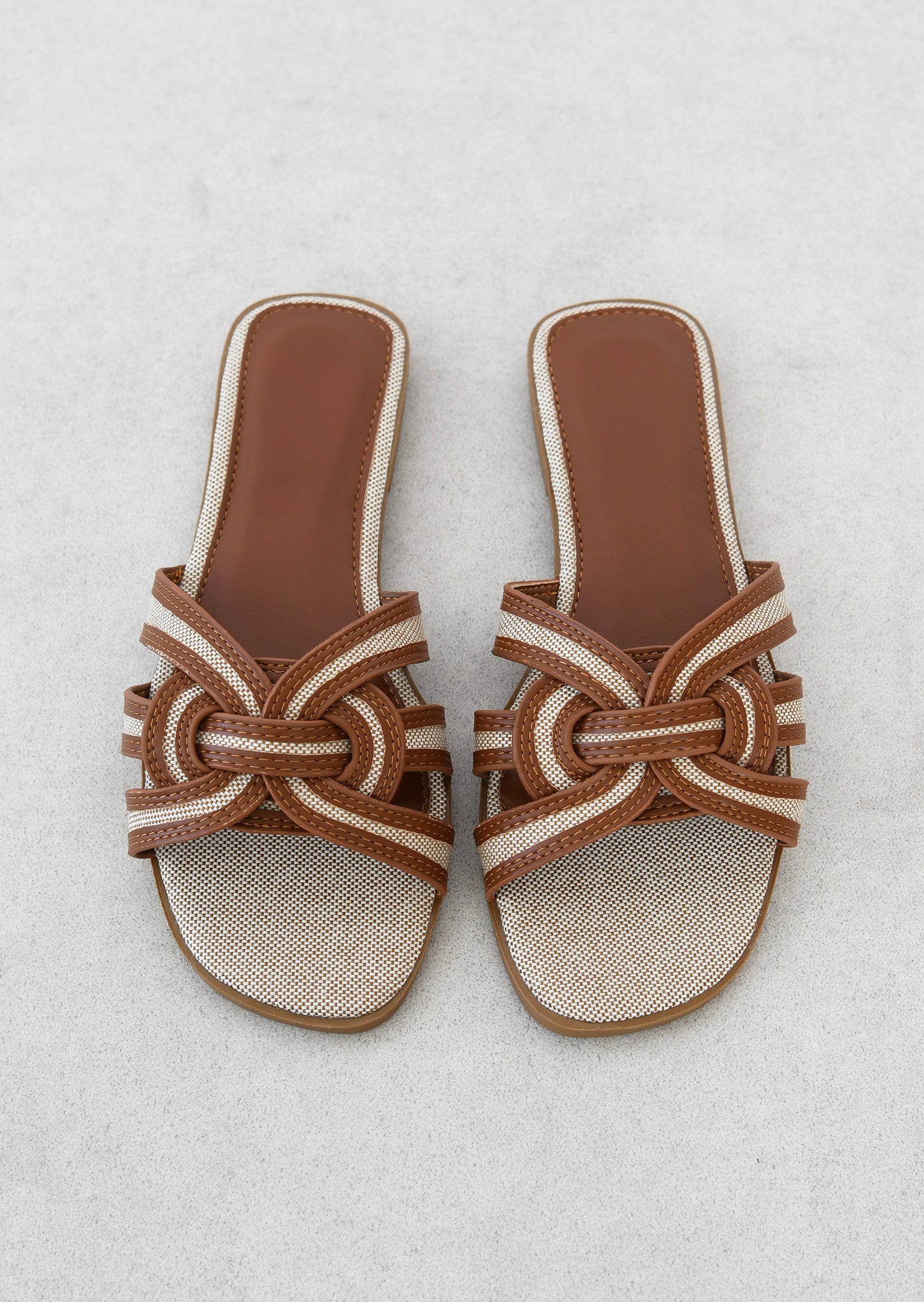 Sandalia plana con tiras cruzadas