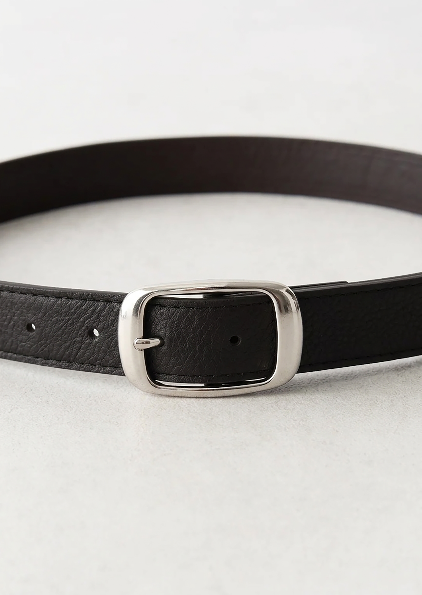 Oval buckle belt