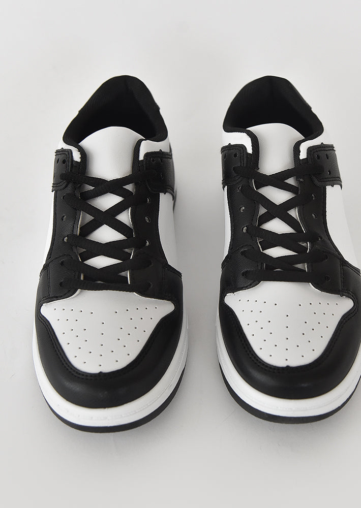 Low sneakers in black and white