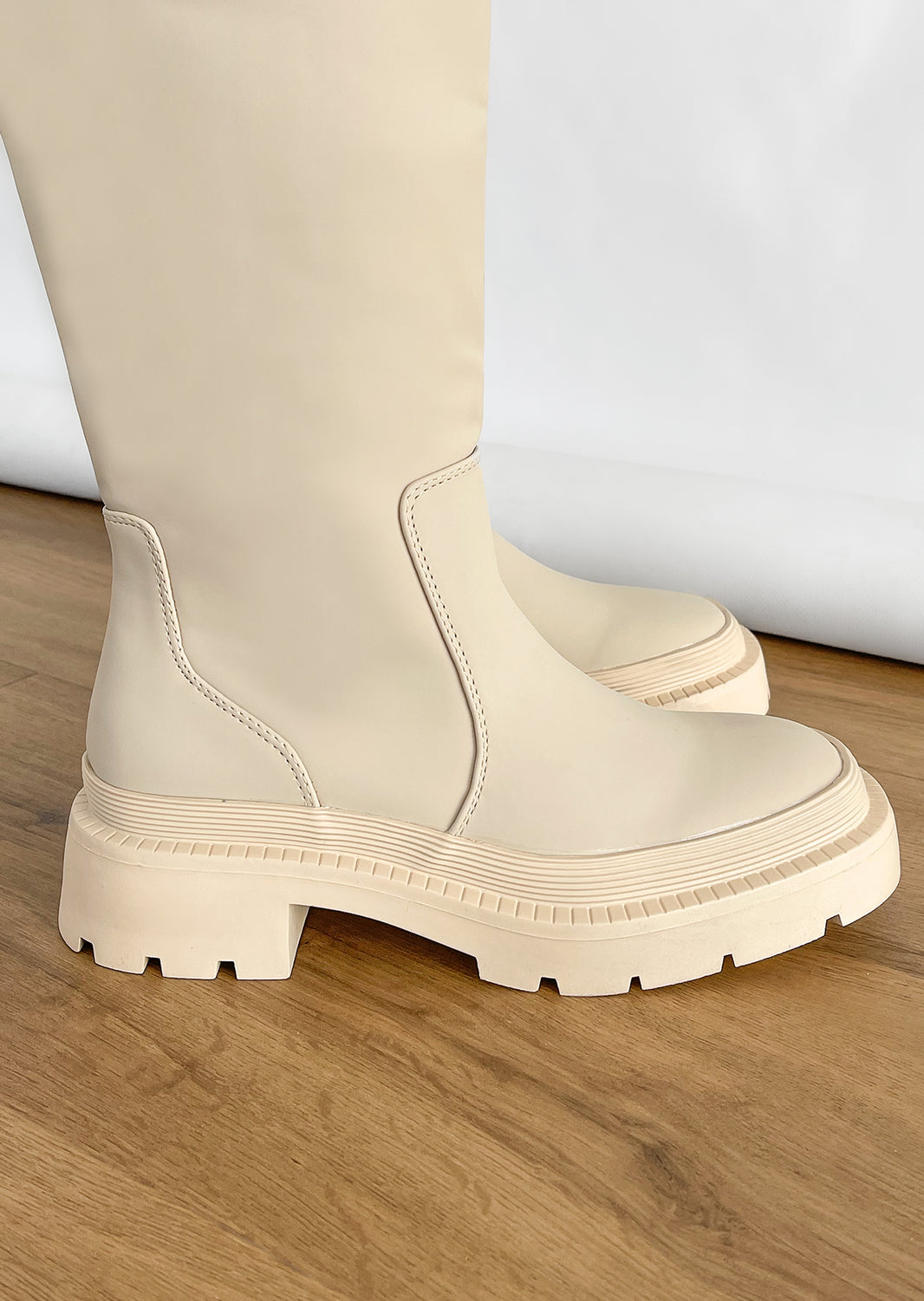 Chunky flat rain boots in beige
