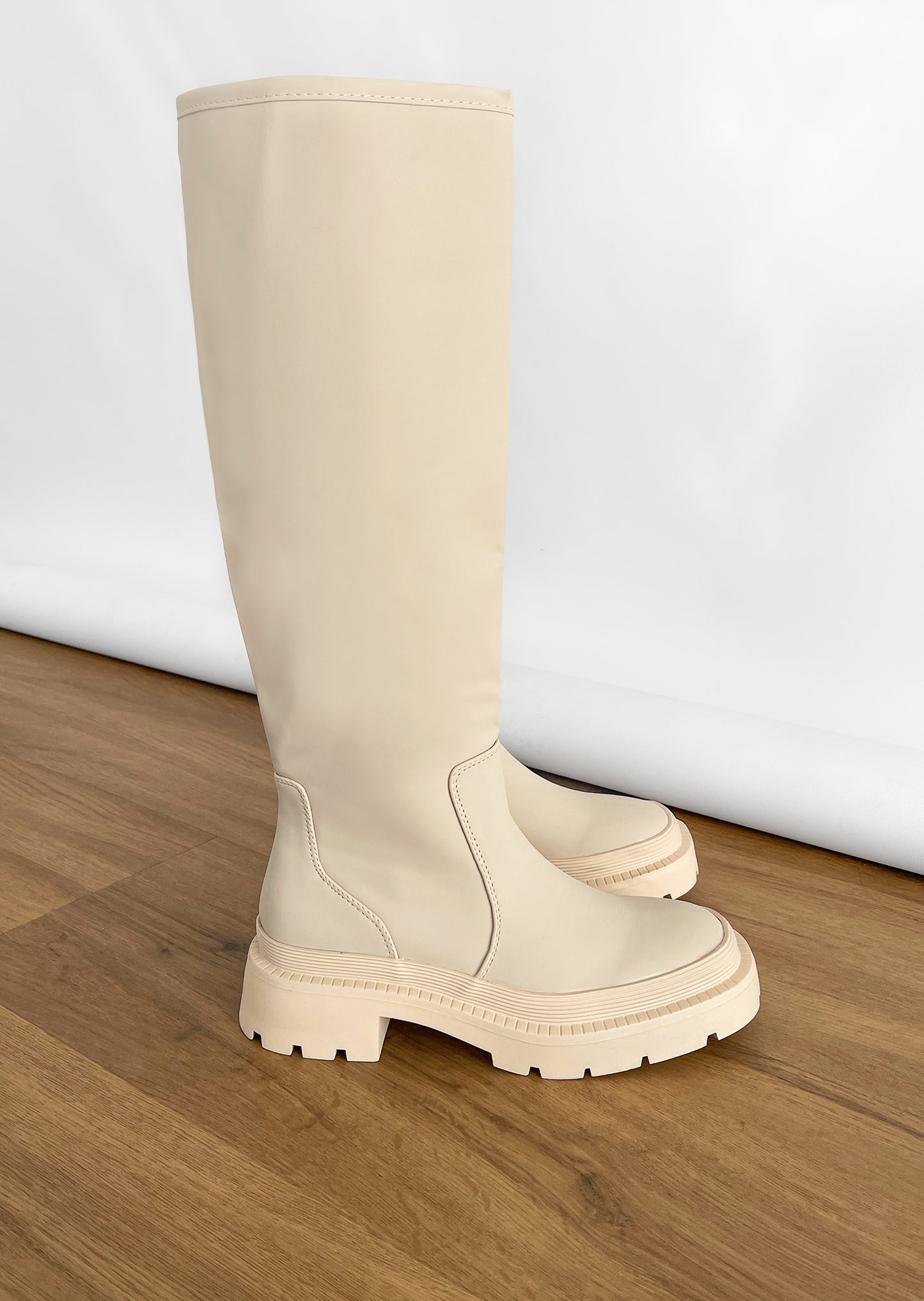 Chunky flat rain boots in beige