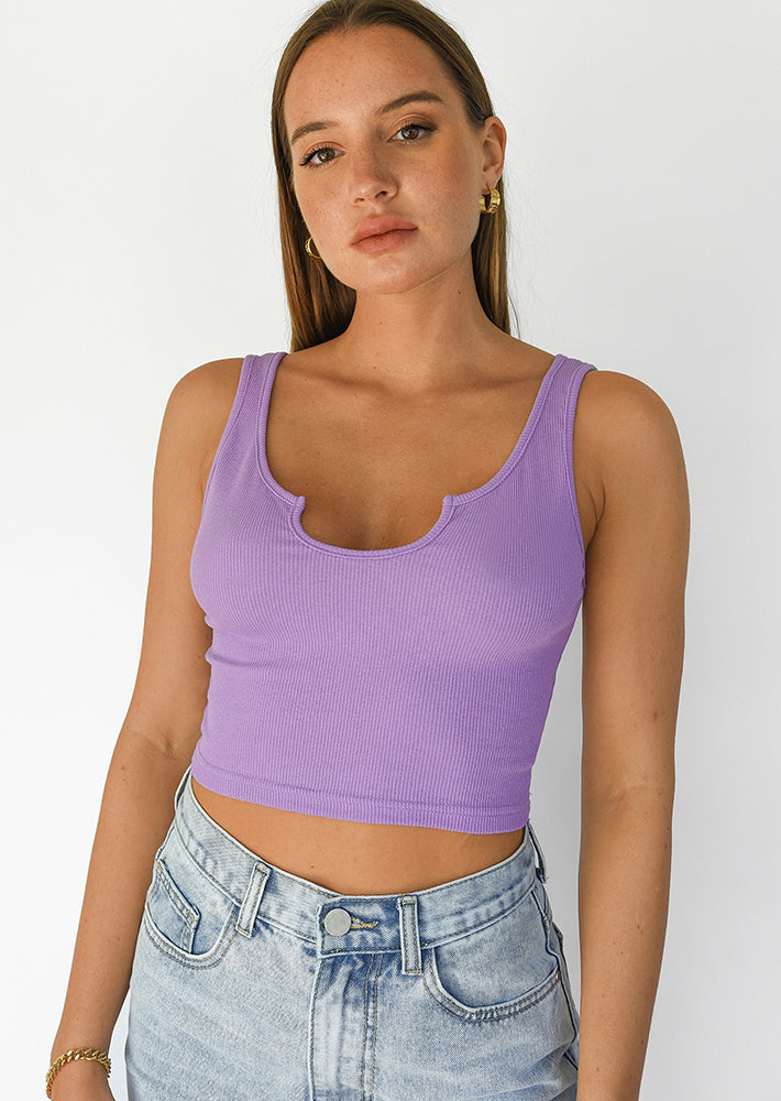 Camiseta sin mangas lila de canalé con cuello de muesca