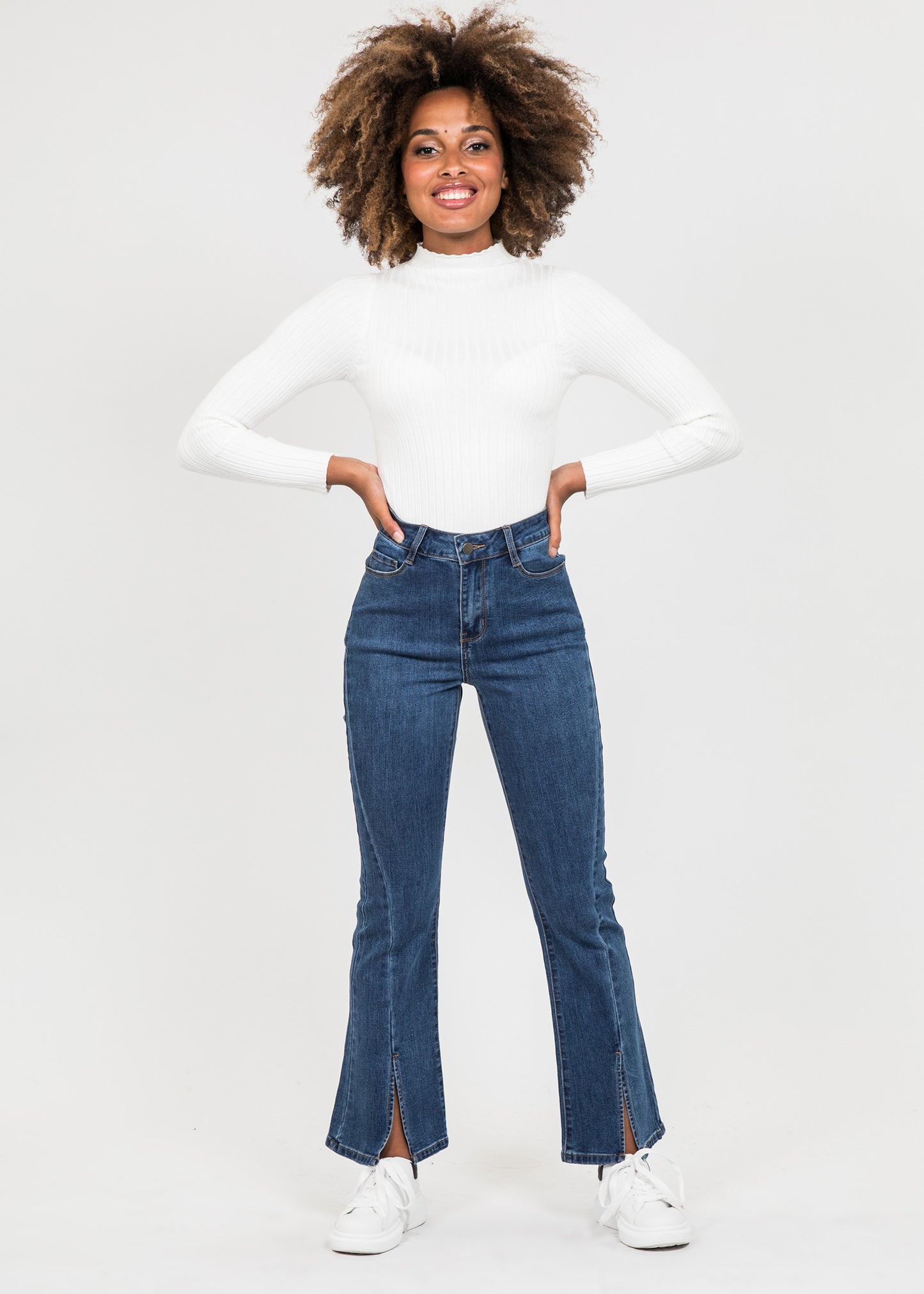 Jean bleu foncé fendu sur le devant