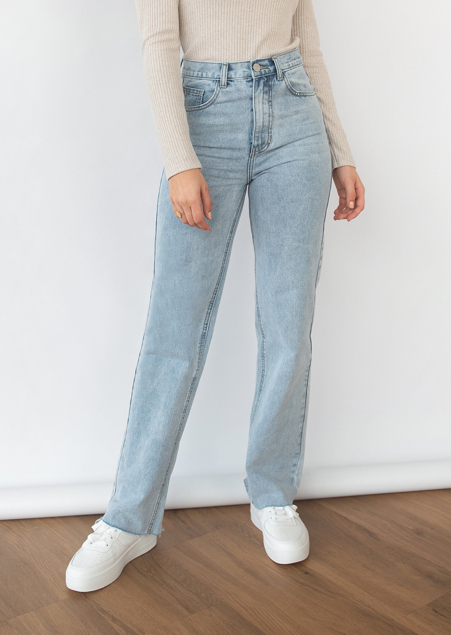 Jeans de pernera recta en azul claro con bajo sin rematar