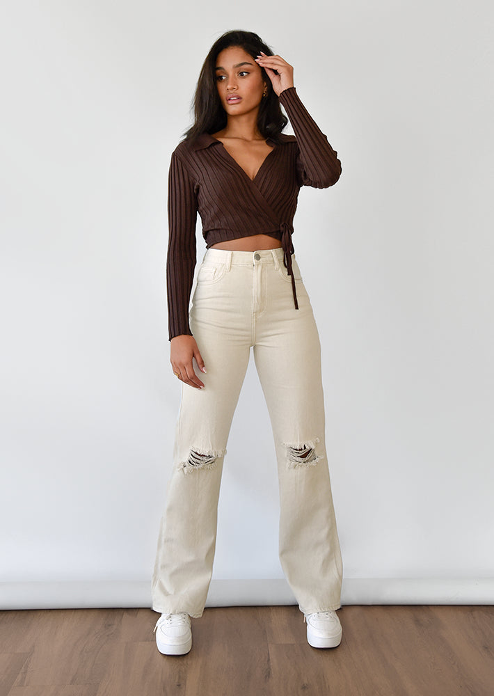 Jeans beis recto tiro medio rotos