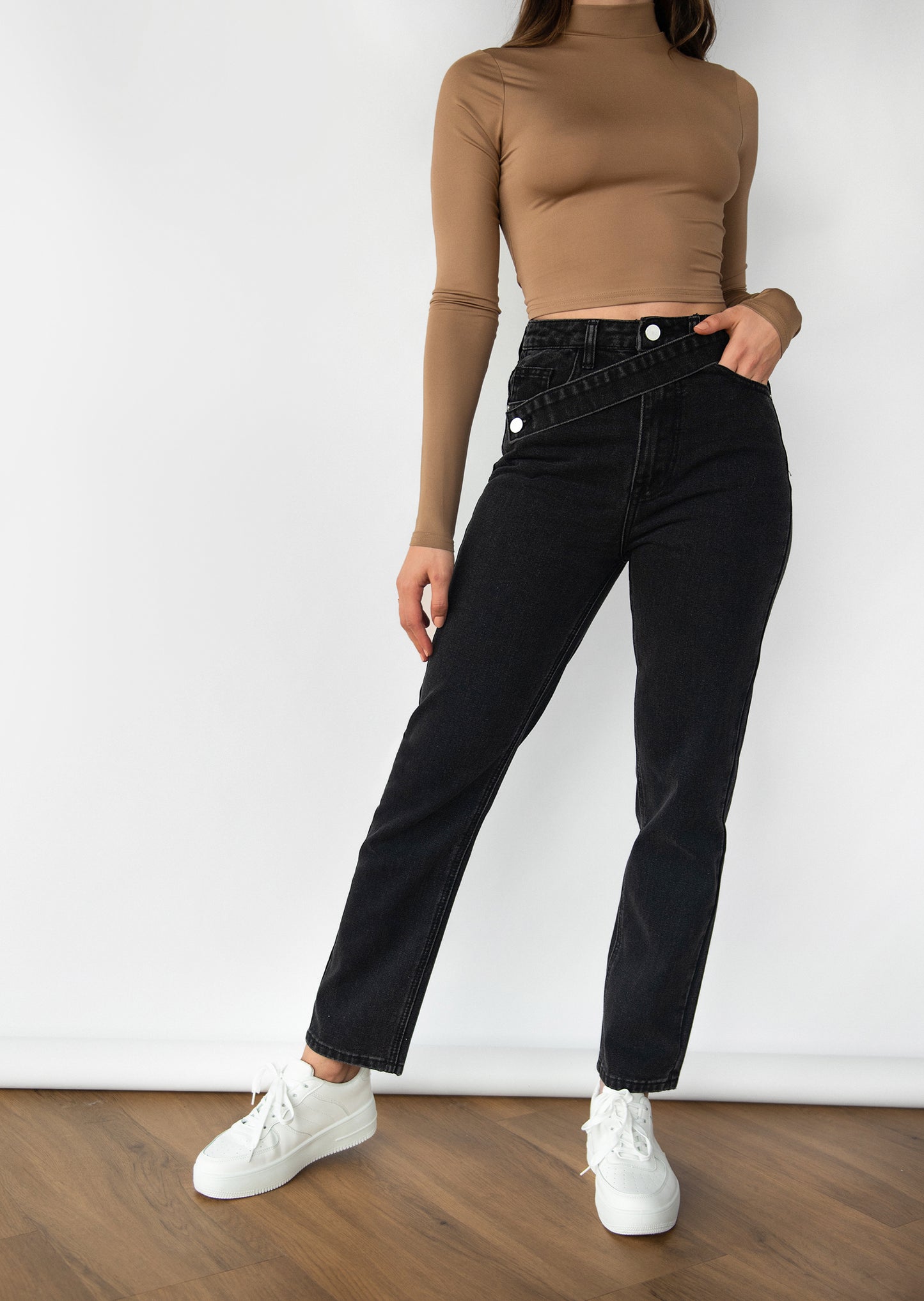 Jeans with asymmetric belt in black