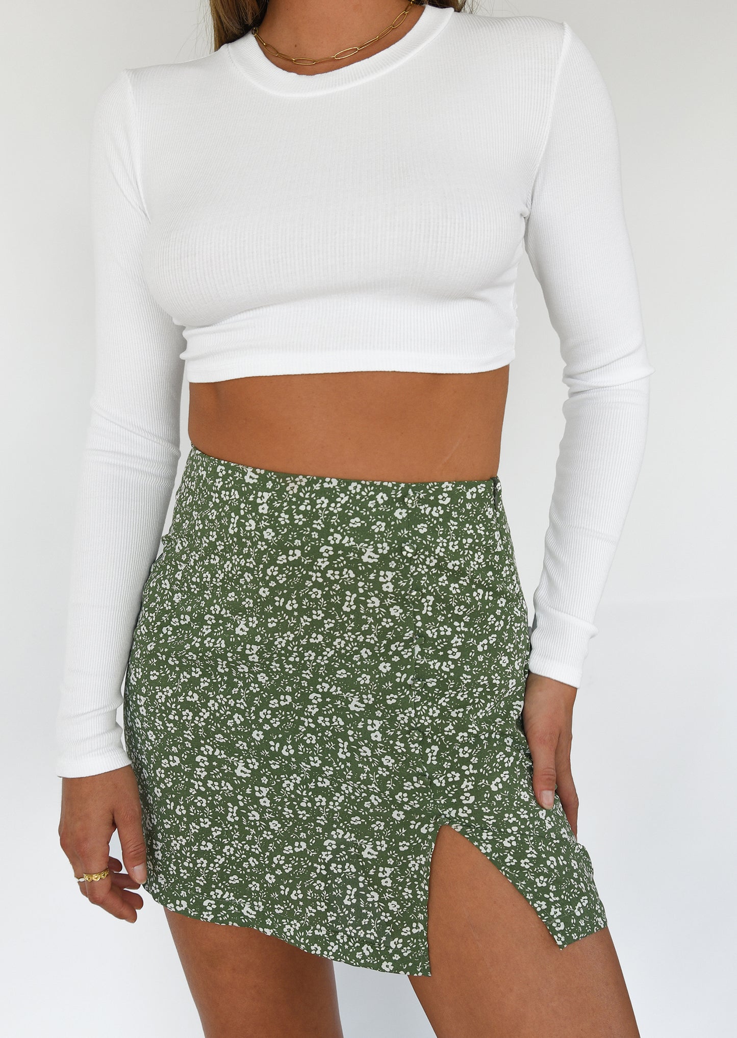 Jupe courte fleurie avec fente et boutons vert