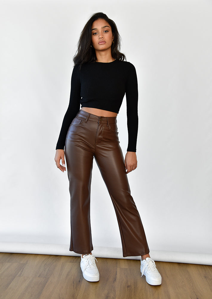 Pantalón recto de piel sintética marrón