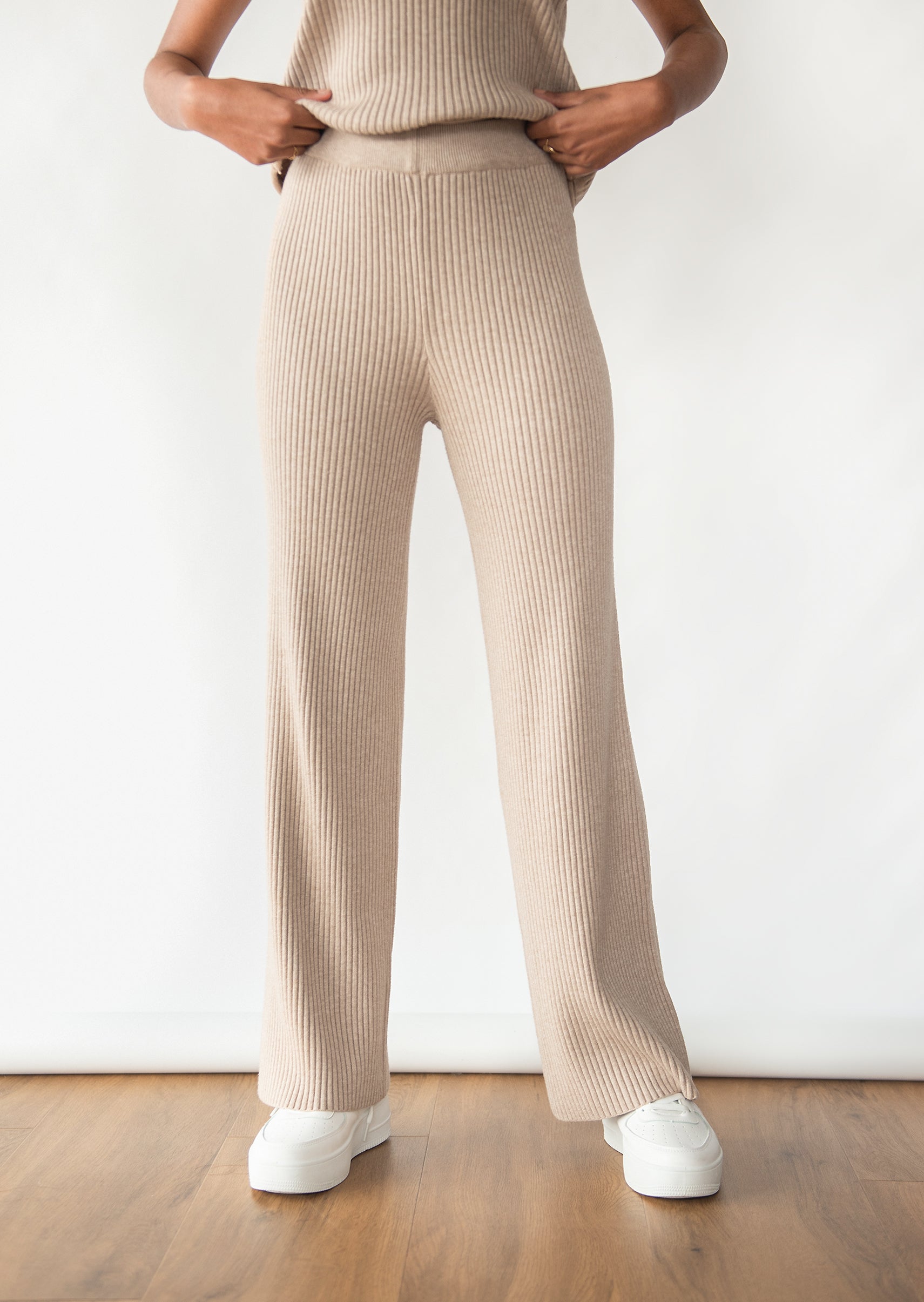 Knitted ribbed trousers in taupe