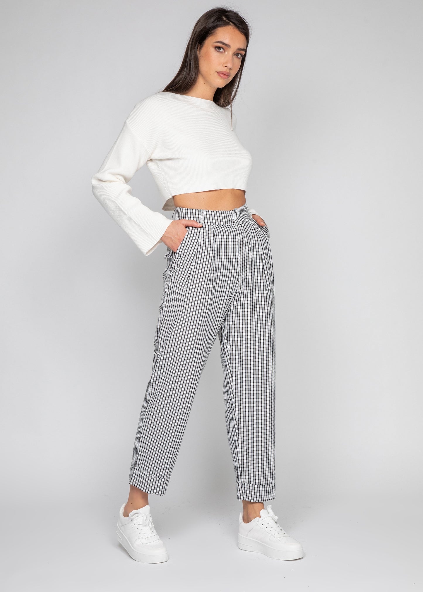 Pantalon fuselé à carreaux noir