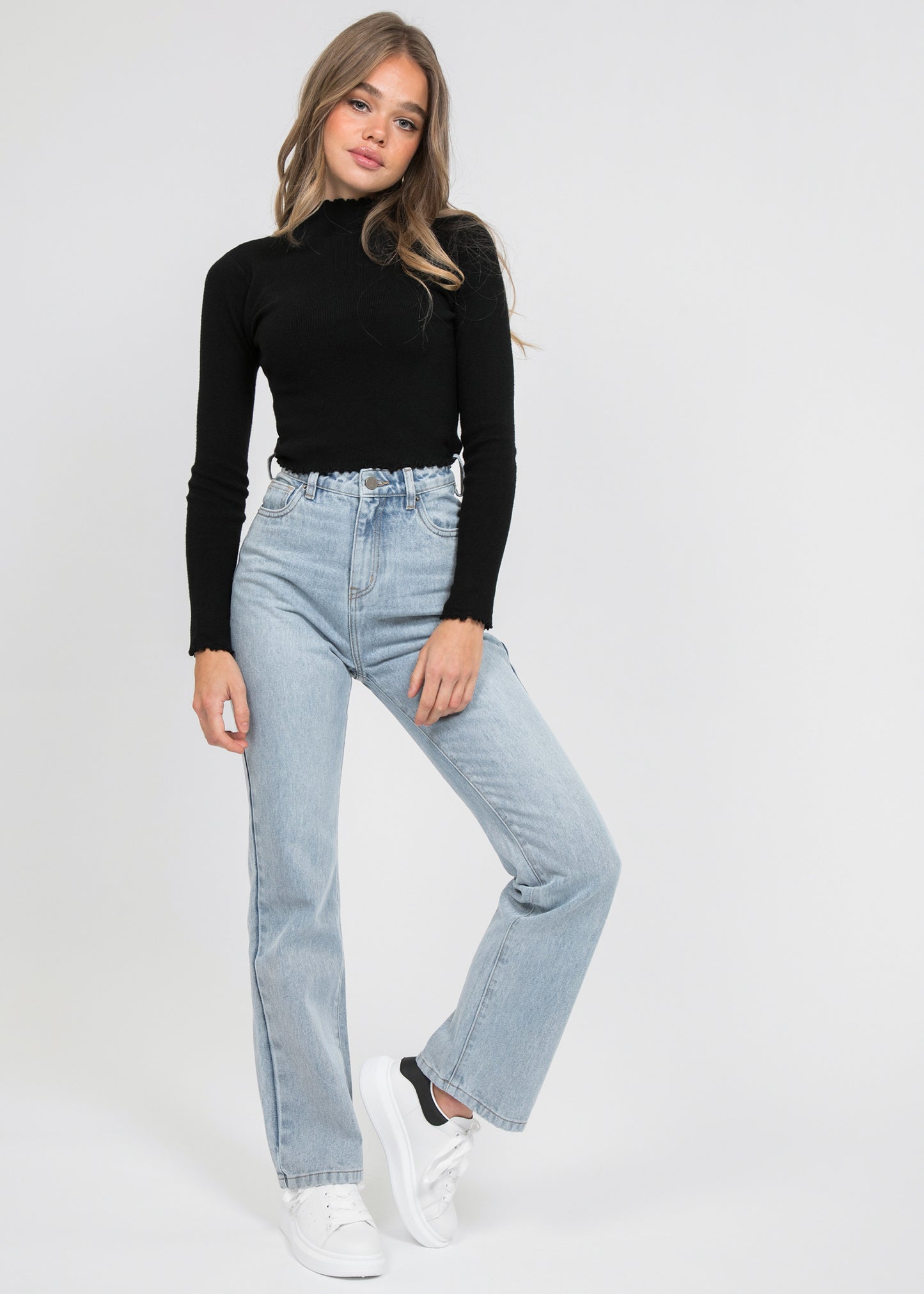 Jersey negro con dobladillo con volantes