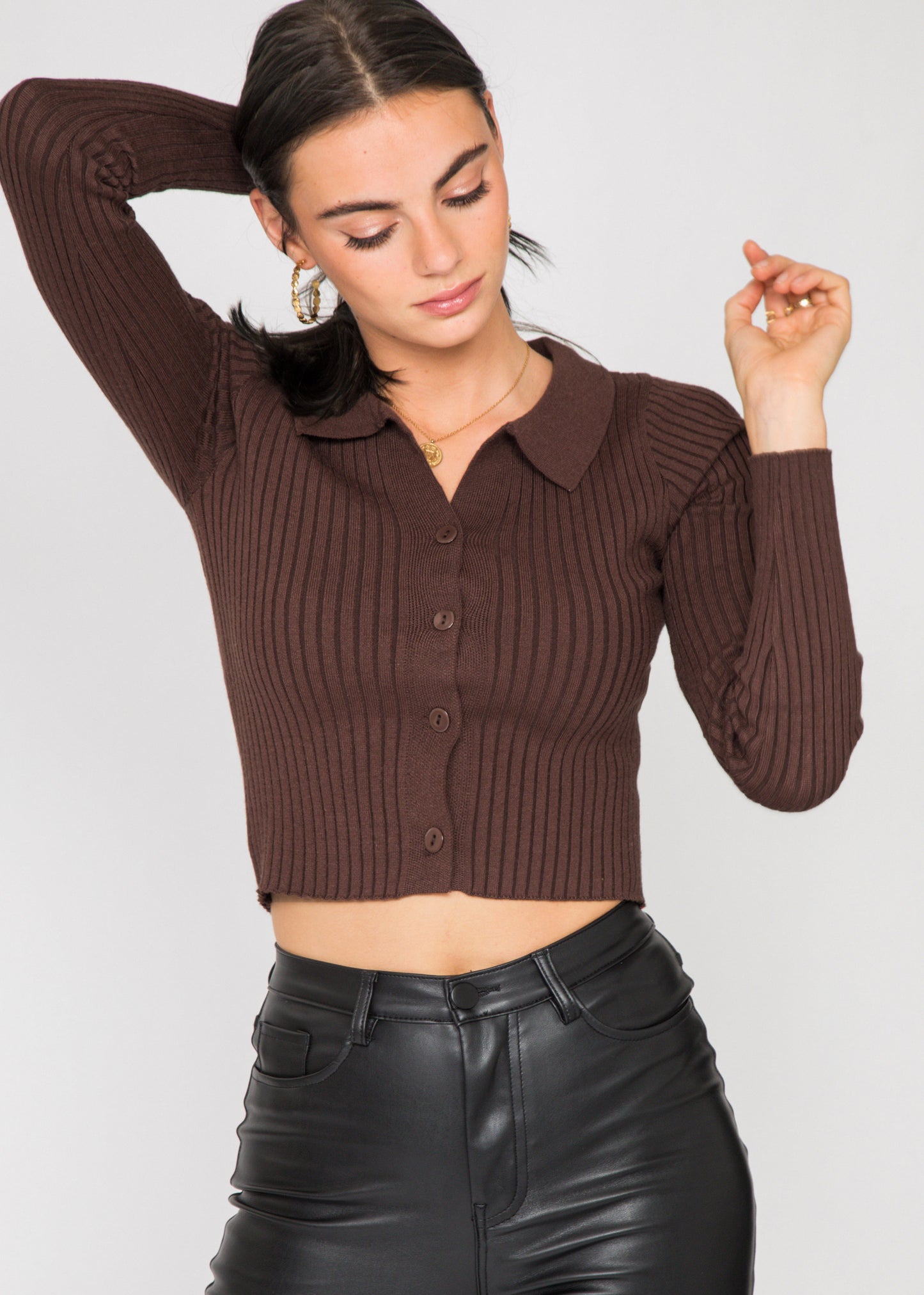 Pull côtelé marron avec col à revers