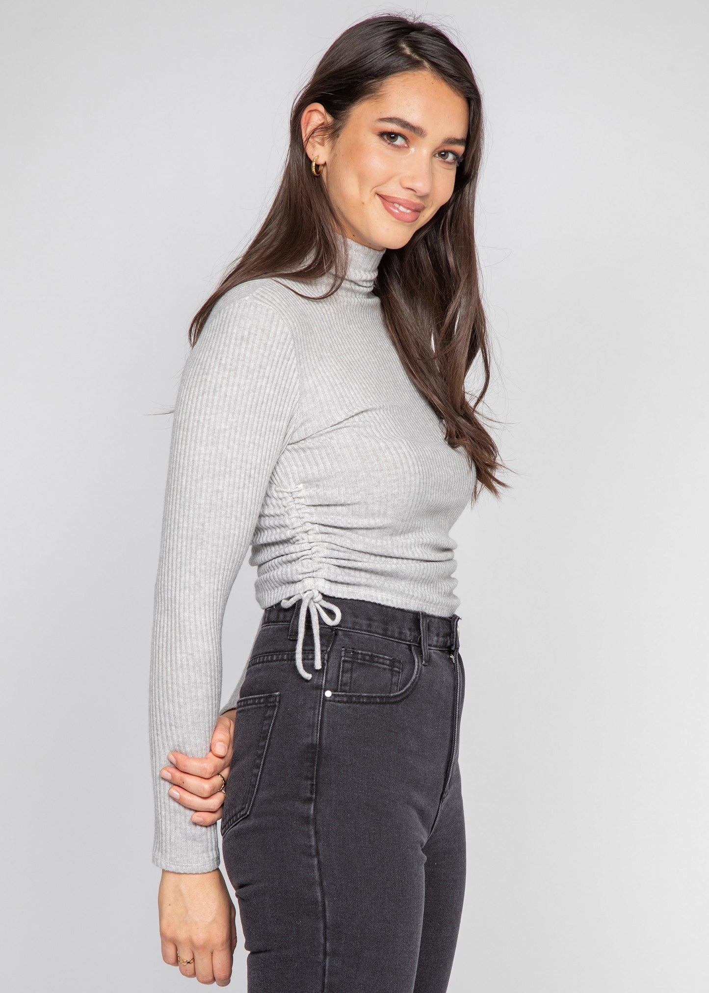 Jersey gris de cuello alto con detalle fruncido en el lateral