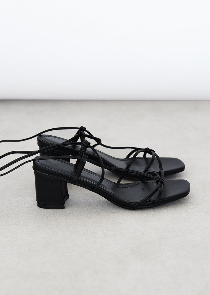 Sandales à talon avec liens à nouer