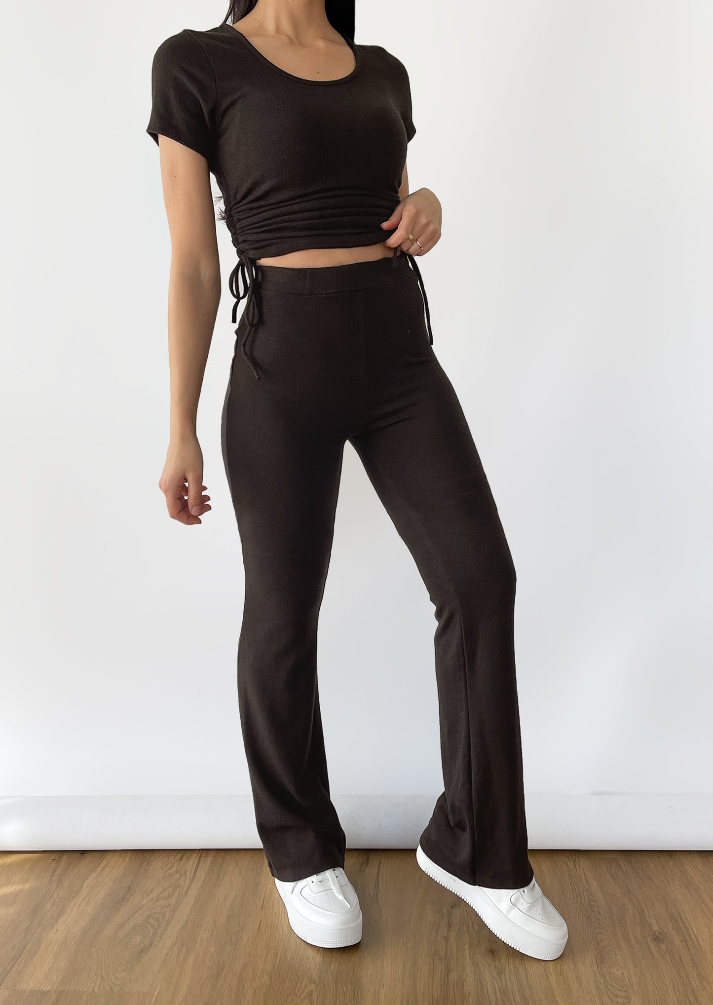 Camiseta con detalle fruncido en marrón