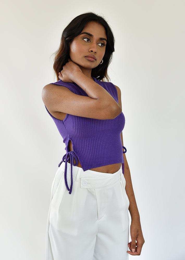 Top sin mangas con laterales anudados