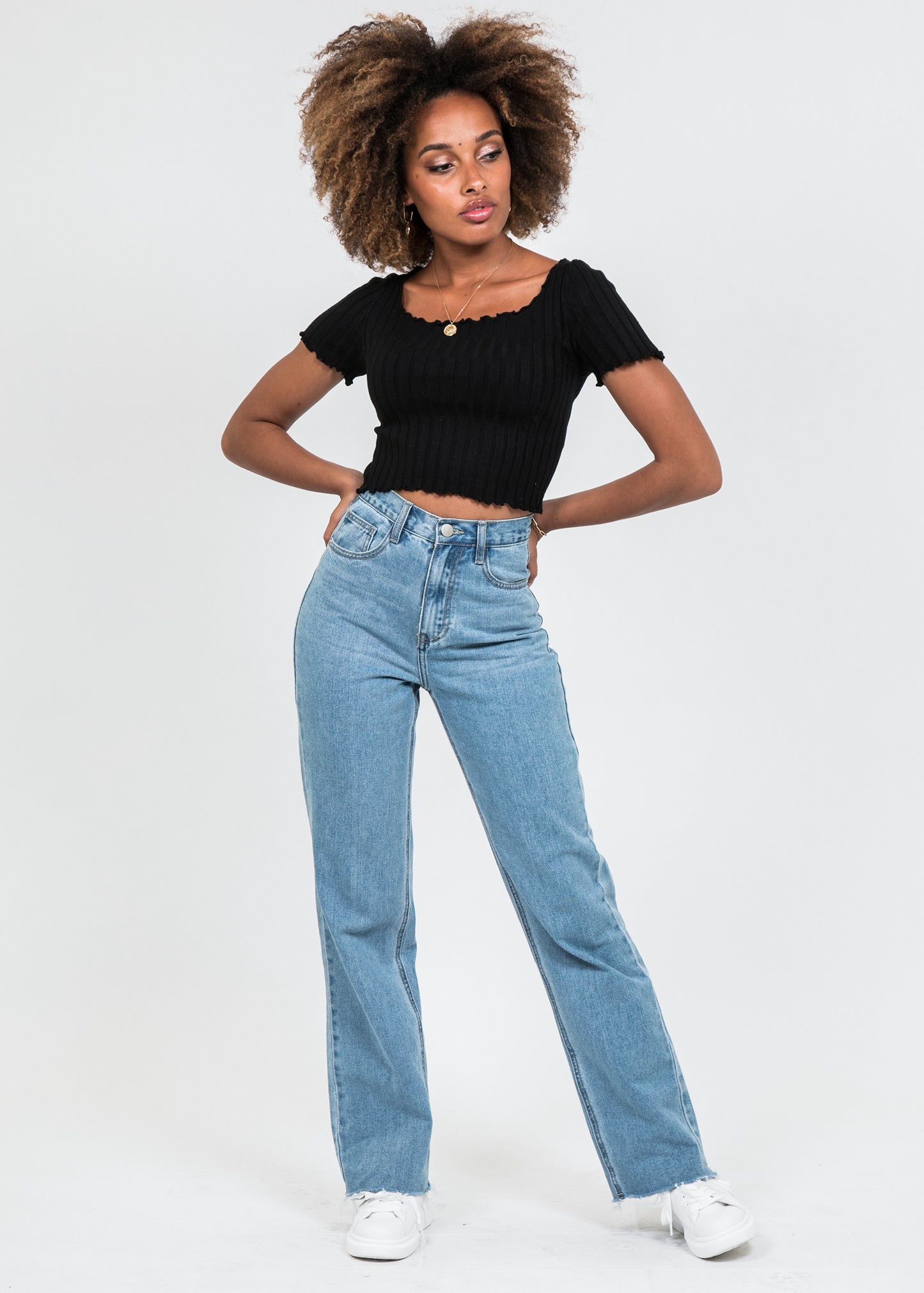 Top court noir volanté à col carré