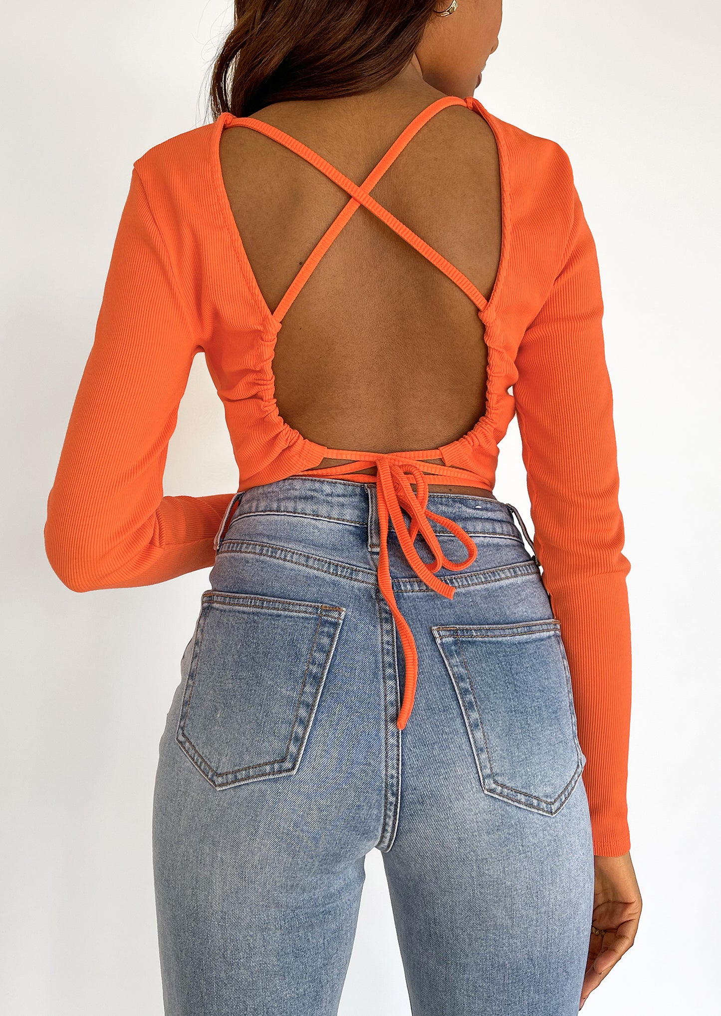 Top dos-nu avec liens orange