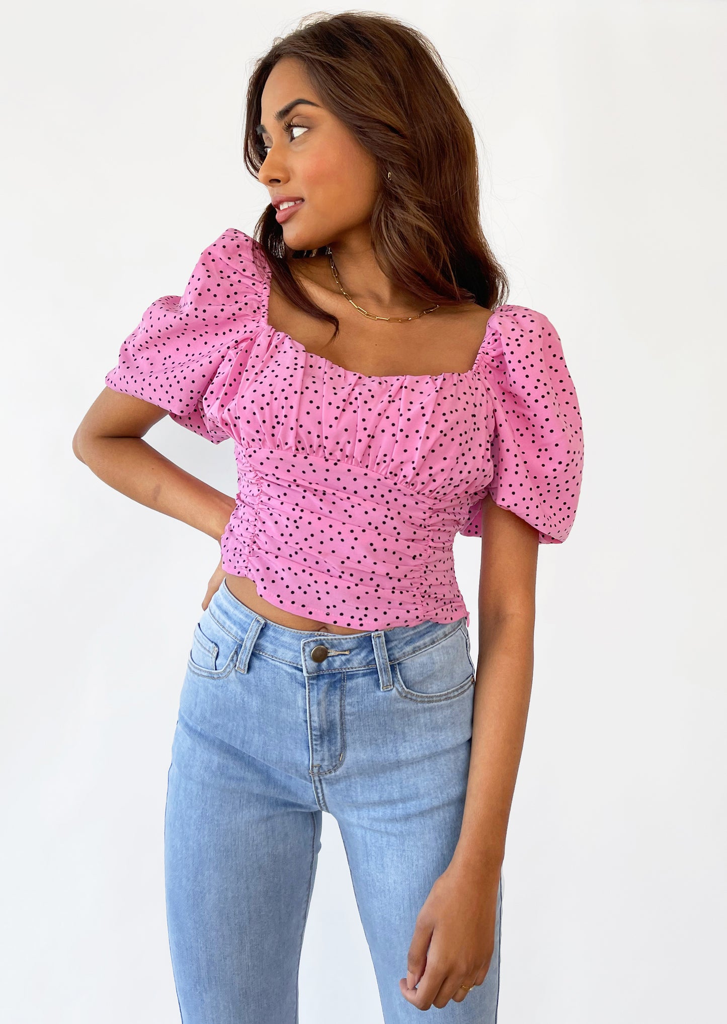 Top rosa con estampado de lunares y mangas abullonadas
