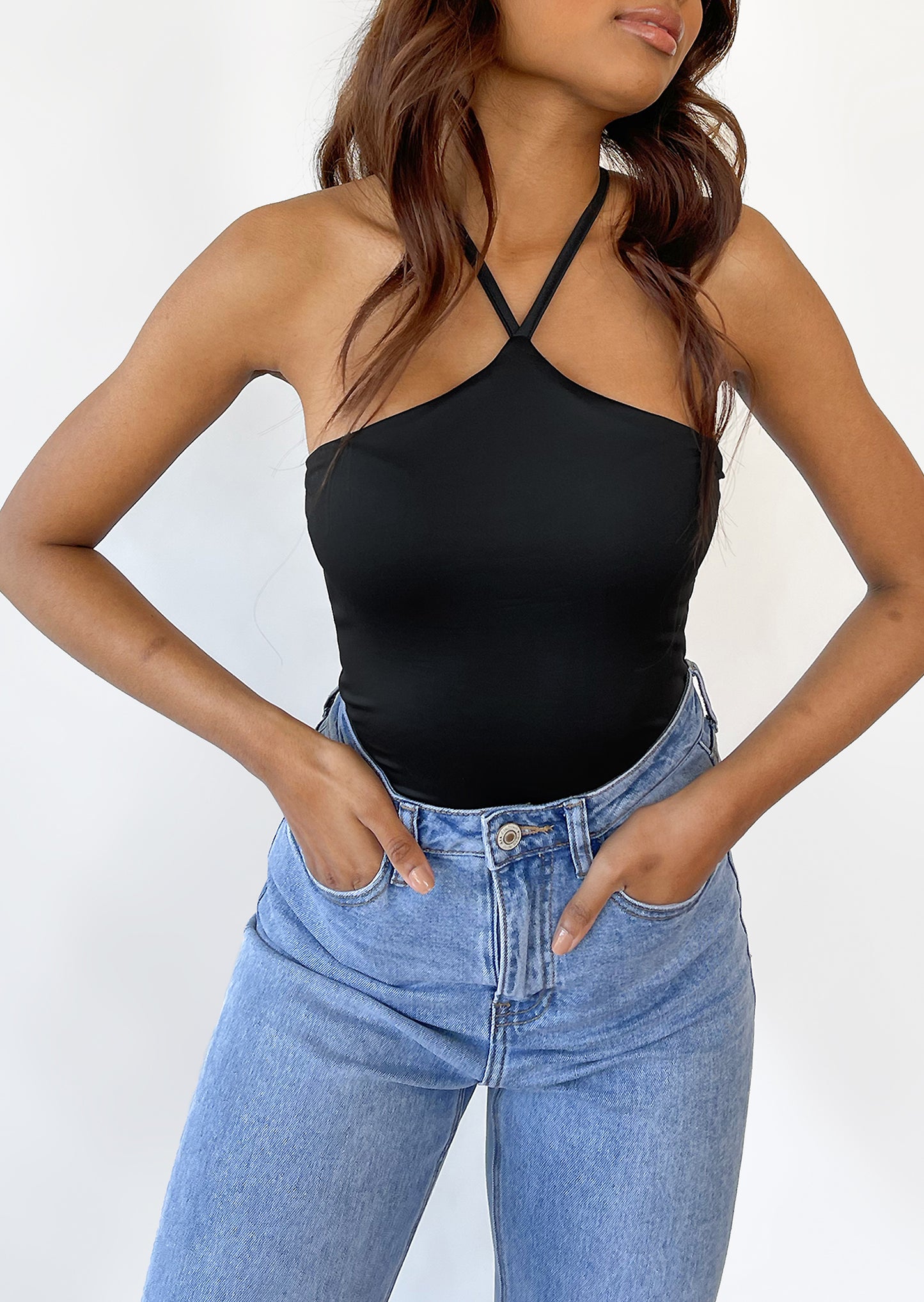 Top negro con parte delantera cruzada