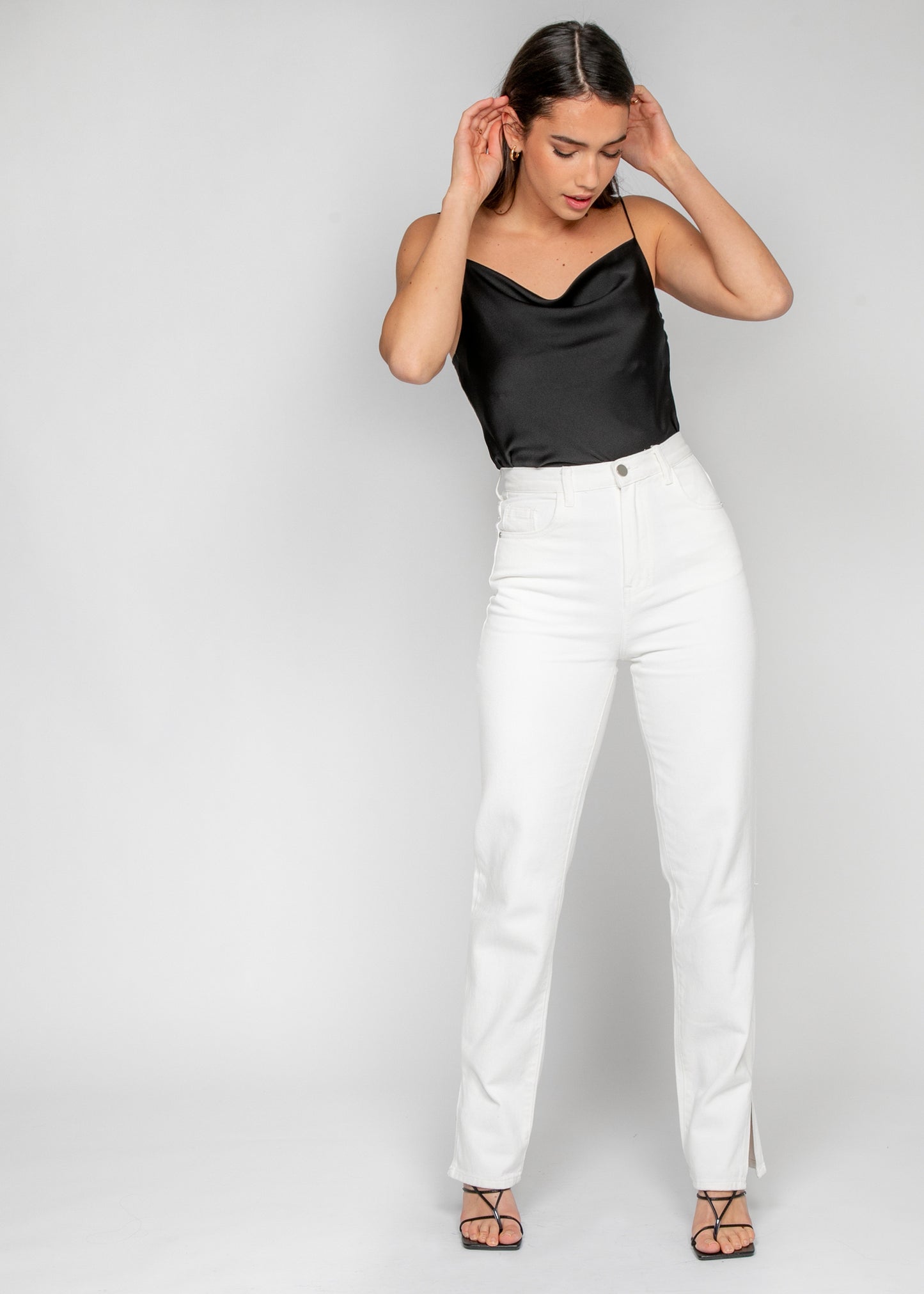 Top negro con tirantes y cuello desbocado en satén