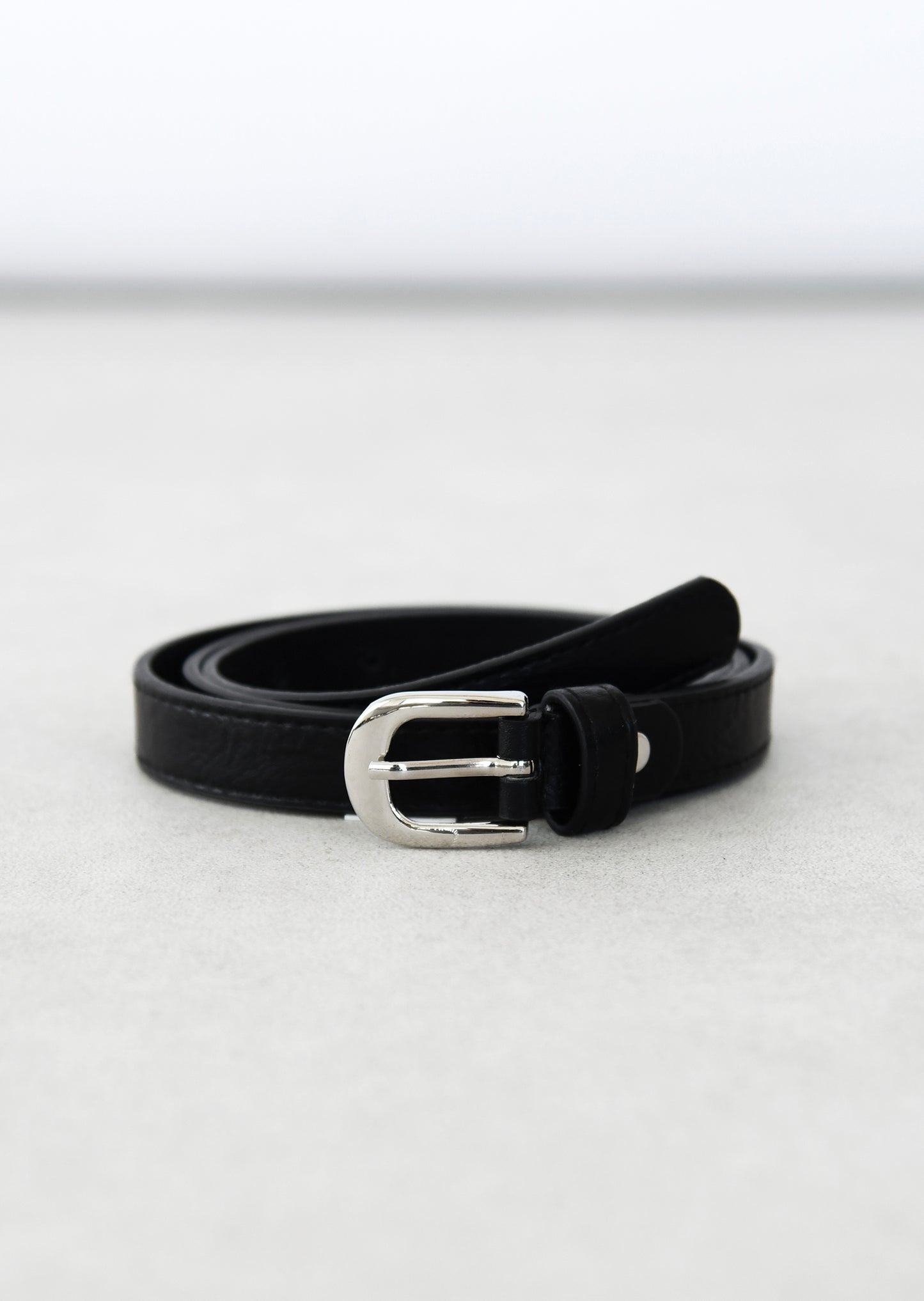 Buckle skinny belt