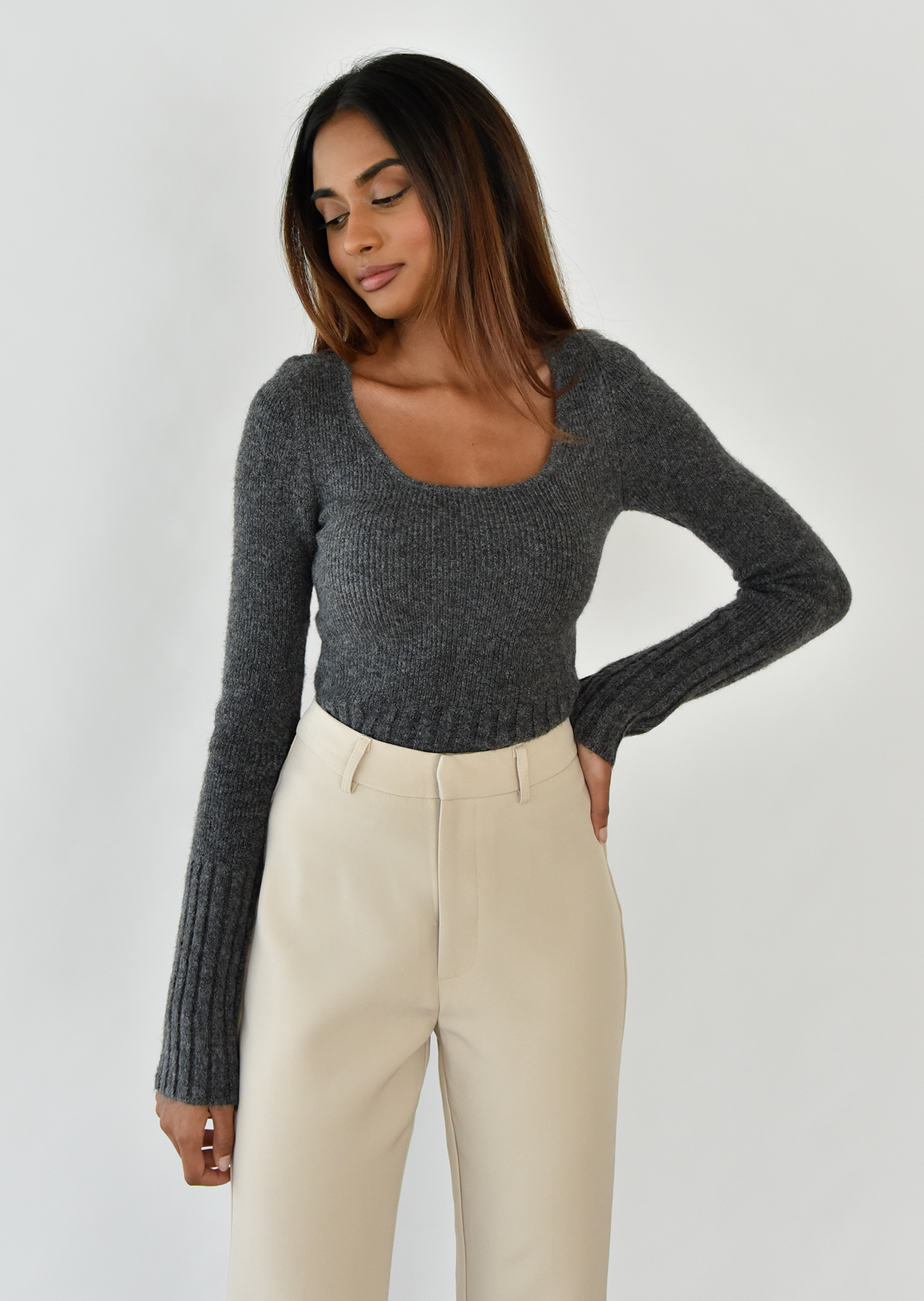 Pantalon beige fendu sur le côté