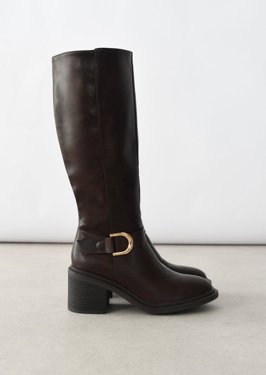 Knee-high boots with buckle