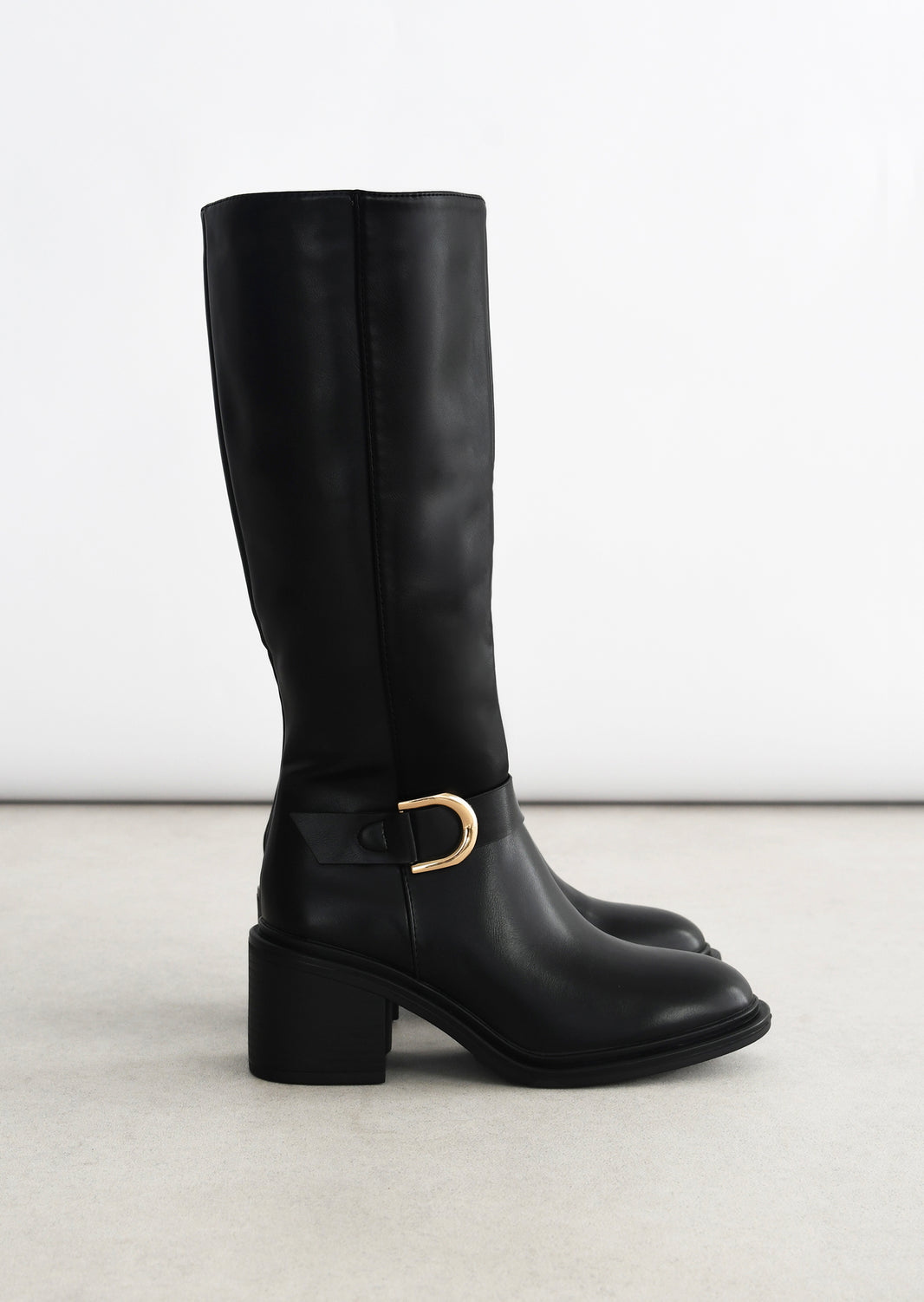 Knee-high boots with buckle