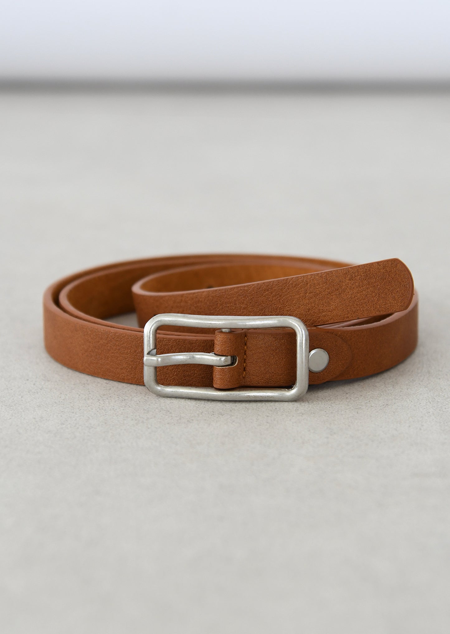 Buckle skinny belt