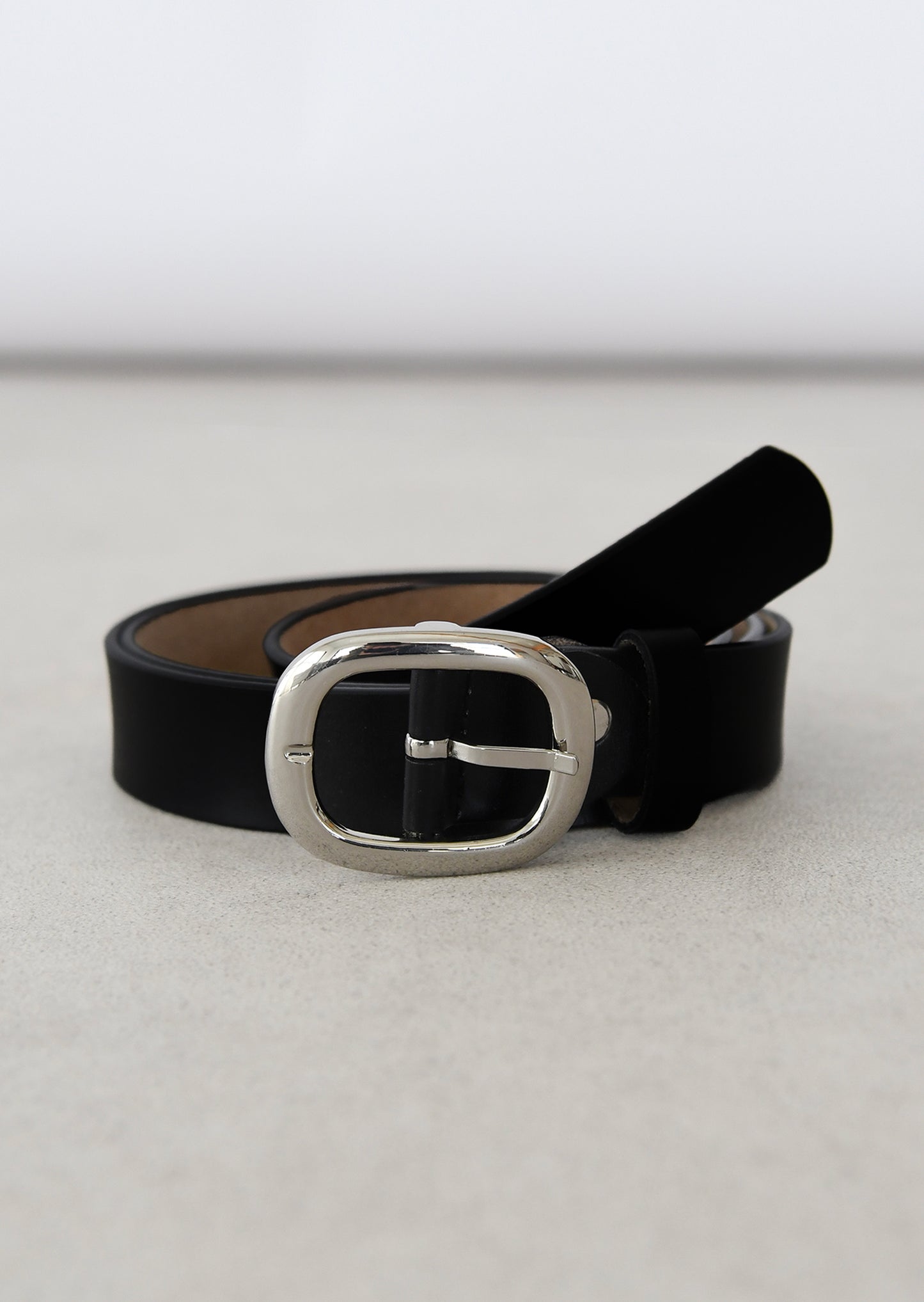 Oval buckle belt