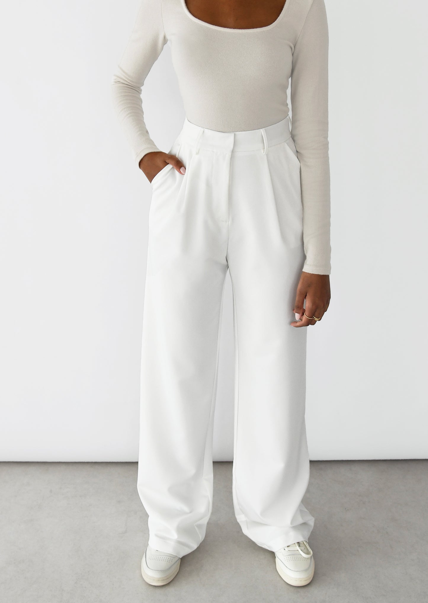 Pleated straight trousers