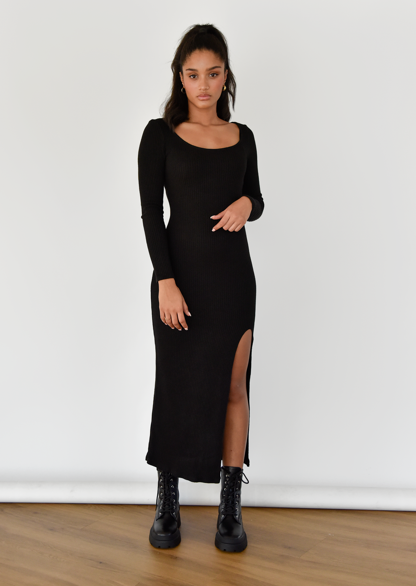 Ribbed side split midi dress in black –