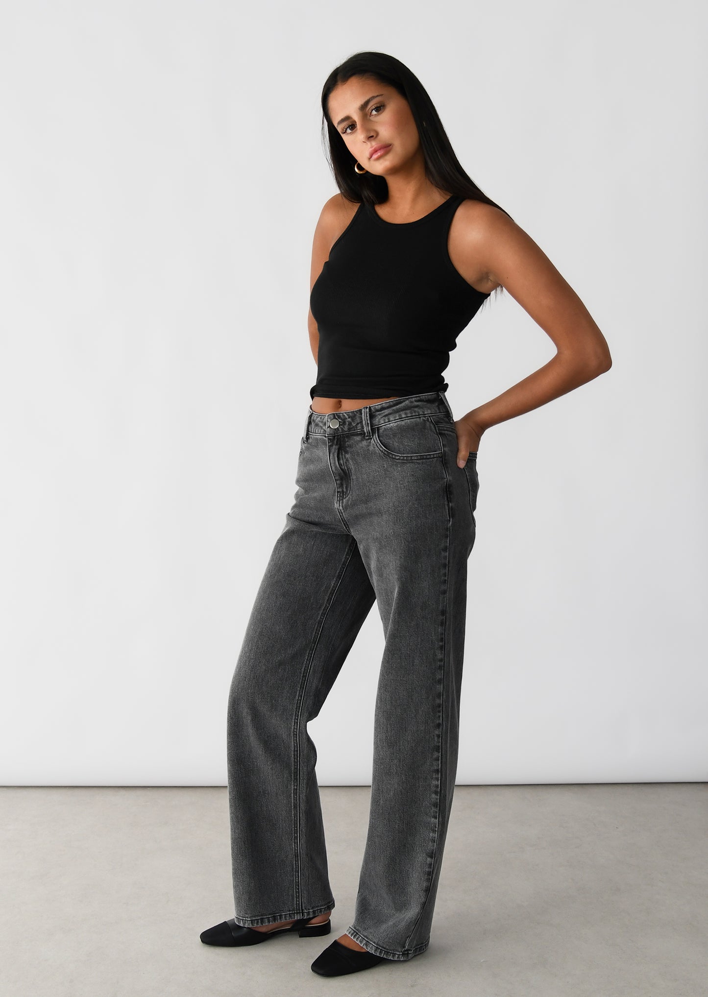 Mid-rise straight leg jeans 