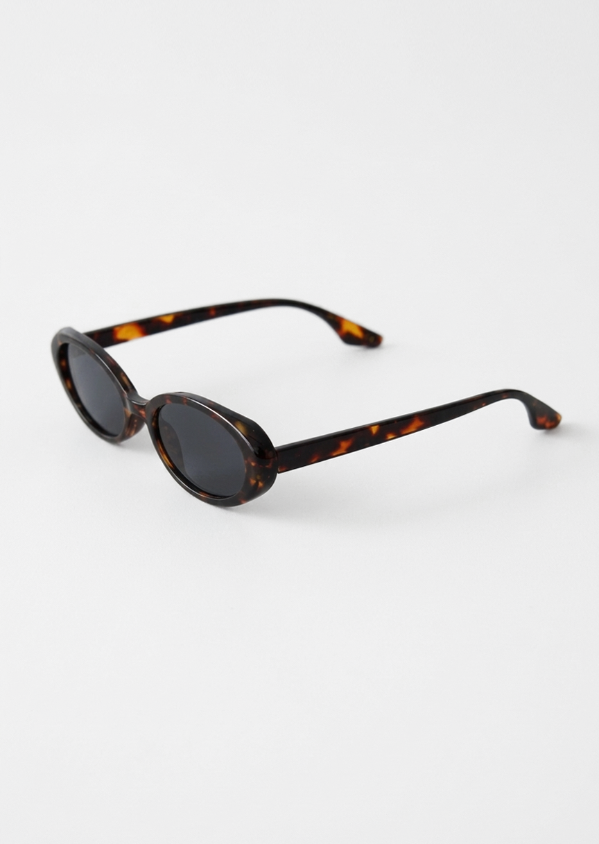 Oval sunglasses in tortoiseshell 