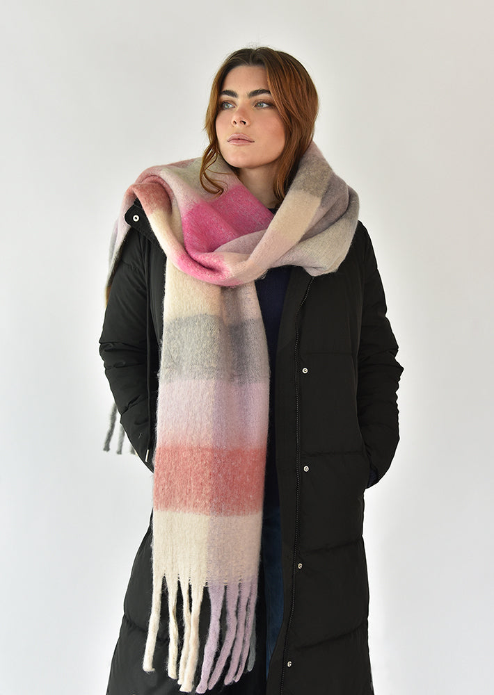 Fringed check pink scarf