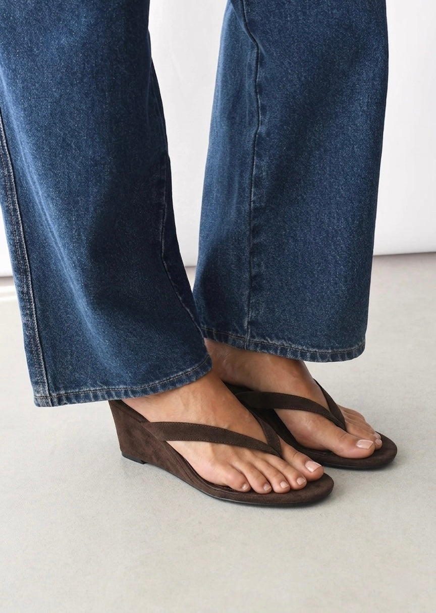 Sandales compensées effet daim