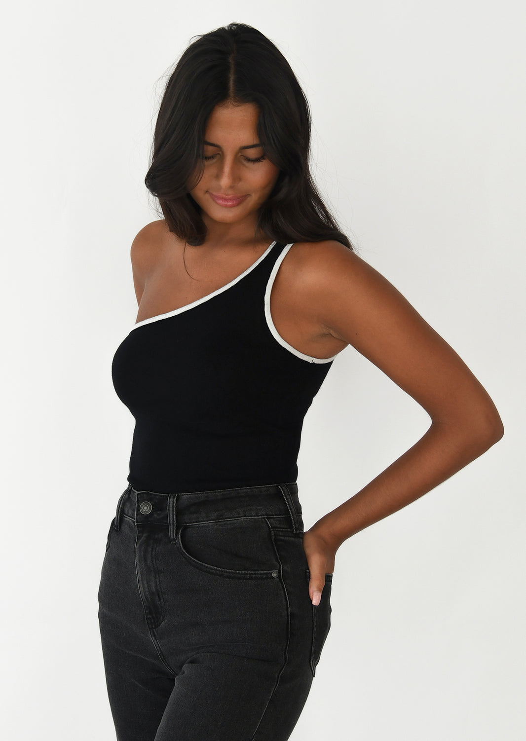 Asymmetric contrast trim top