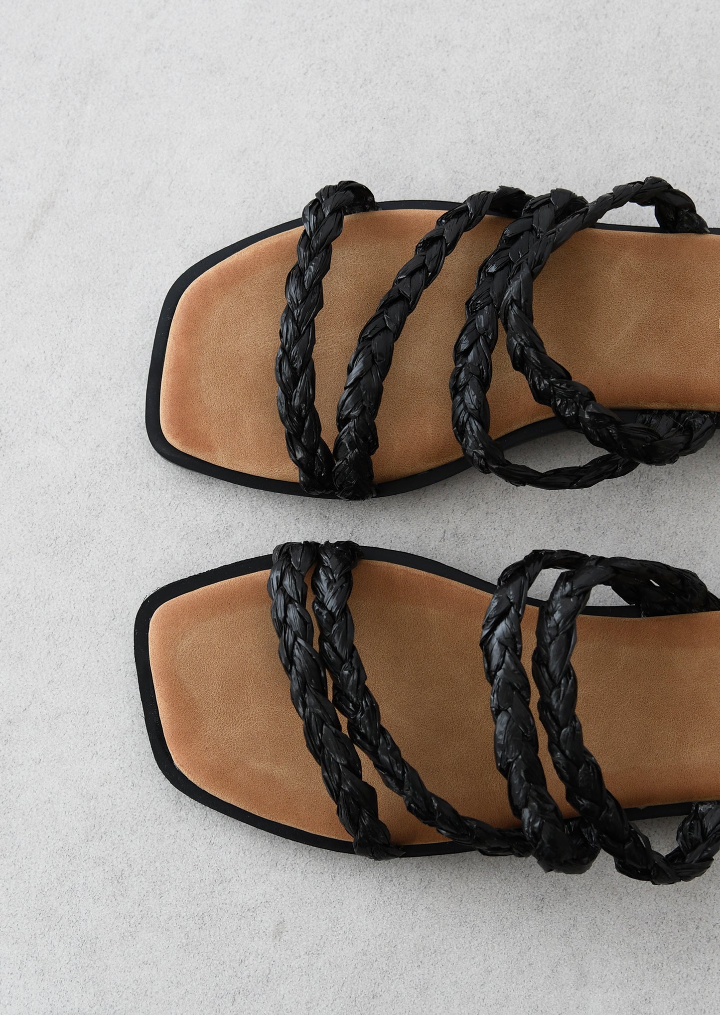 Flat raffia woven sandal