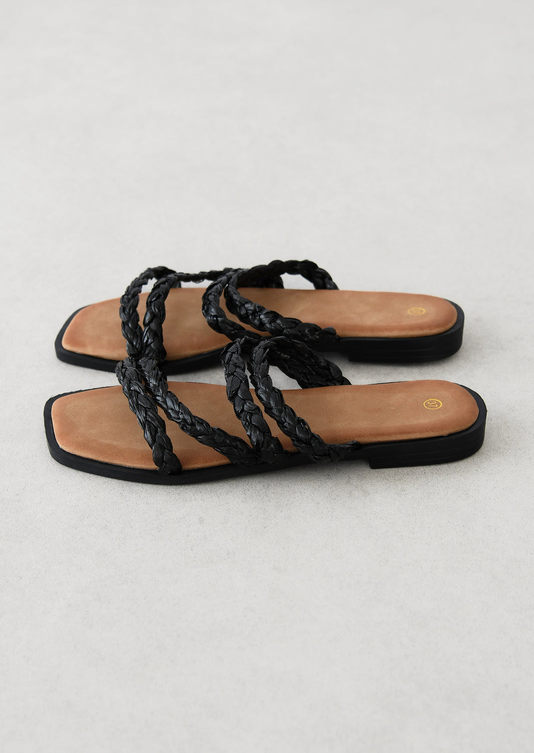 Flat raffia woven sandal