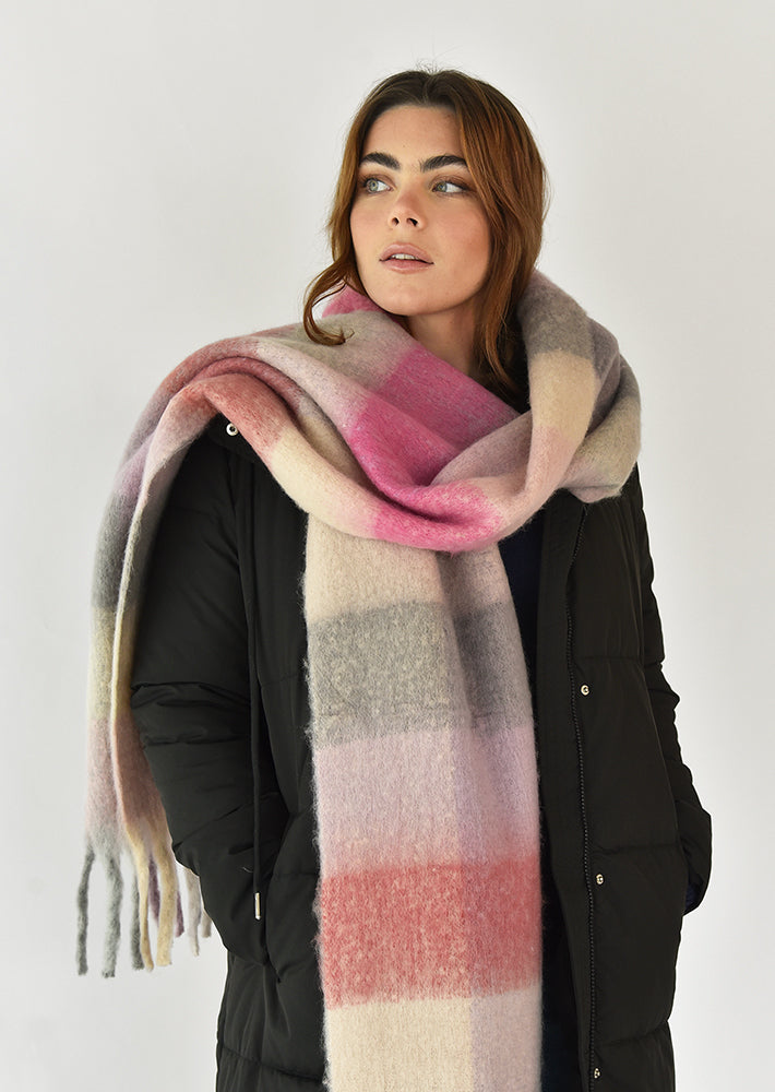 Fringed check pink scarf