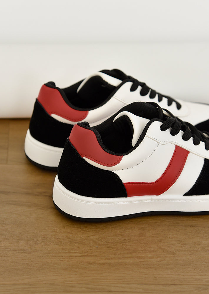 Low sneakers in black and red