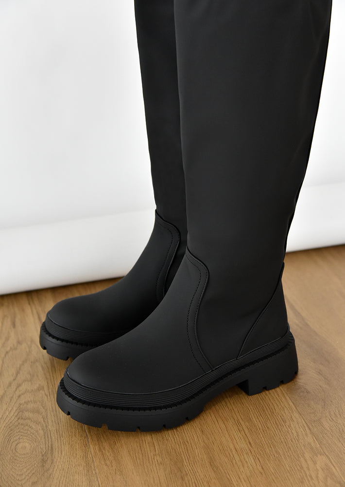 Chunky flat rain boots