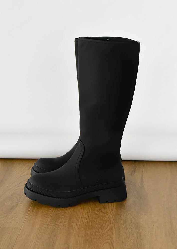 Chunky flat rain boots