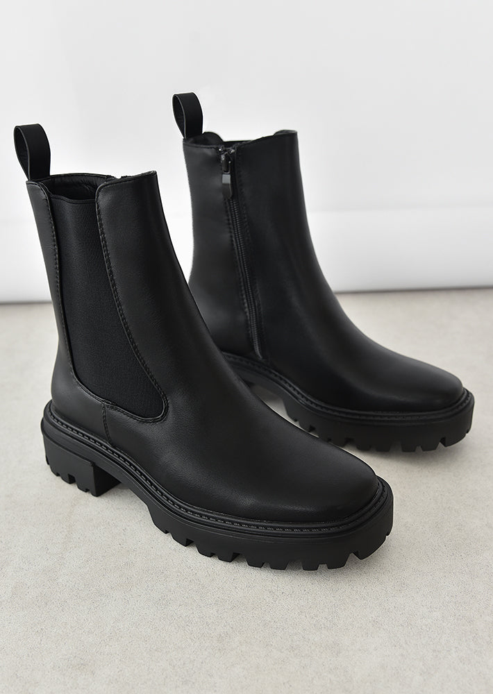 Chelsea boot with cleated sole in black