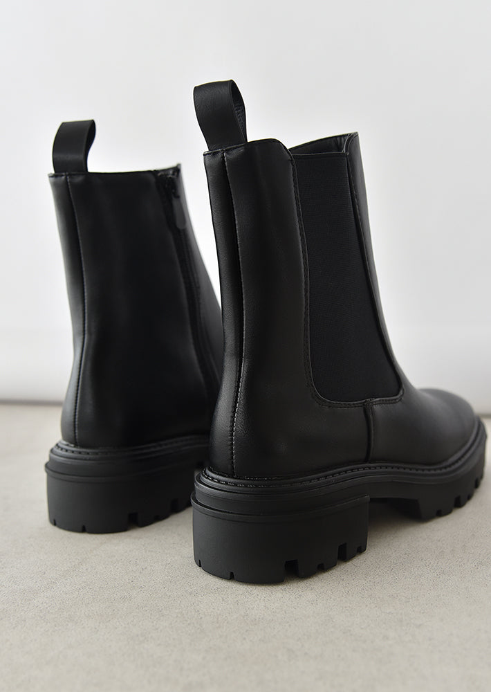 Chelsea boot with cleated sole in black