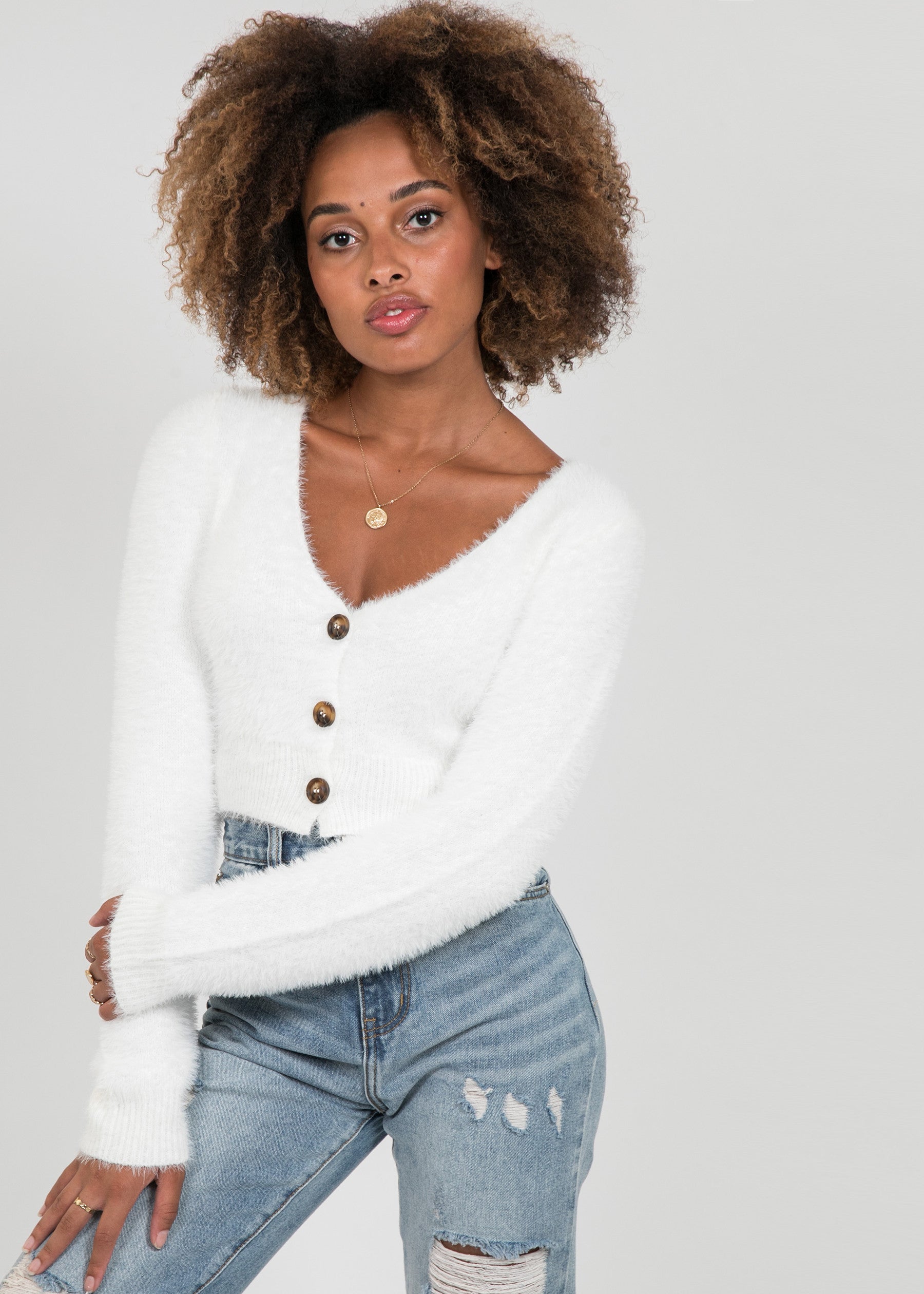 Fluffy cropped cardigan in white Outfitbook.fr