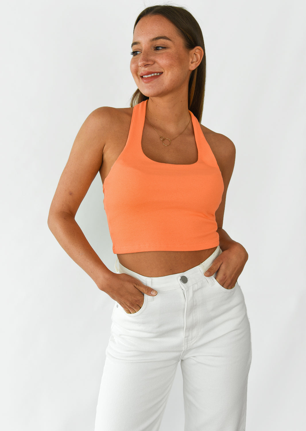 Top corto naranja con cuello halter y escote cuadrado